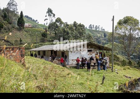 Bogota, Kolumbien. Februar 2024. Bewohner und Friedensunterzeichner der Gemeinde Palmitas, Antioquia, arbeiten am 25. Februar 2024 an der Anpassung des Landes für territoriale Verteidigung und Einheit der Gemeinschaft. Foto: Juan J. Eraso Credit: Long Visual Press/Alamy Live News Stockfoto