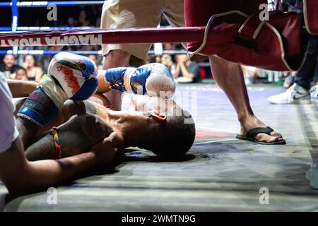 Koh Chang, Thailand. Februar 2024. Der thailändische Boxer Petch Si Nel sah, wie er seinen Handschuh nach einem K.-out auf sein Gesicht legte, während der wöchentlichen Muay Thai Fights Show, die von der Koh Chang Fight School organisiert wurde, auf Koh Chang Island. Das Spiel zwischen Frame Payak und Petch Si Nel im Thai-Boxen gewann Frame Payak durch Knockout. Quelle: SOPA Images Limited/Alamy Live News Stockfoto