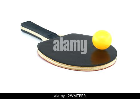 Tischtennispong Paddle und ein Tischtennisball isoliert auf weißem Hintergrund, Tischtennisausrüstung Stockfoto