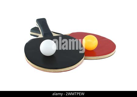 Zwei Tischtennisschläger und eine Tischtennisbälle isoliert auf weißem Hintergrund, Tischtennisausrüstung Stockfoto