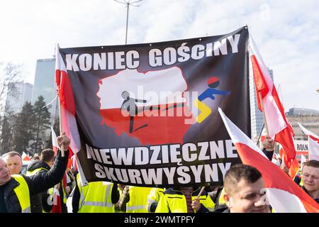 Demonstranten halten während einer Demonstration ein anti-ukrainisches Banner mit der Aufschrift „keine Gastfreundschaft mehr, ihr undankbaren Bastarde“. Die Landwirte trafen sich im Herzen Warschaus, um ihre Unzufriedenheit mit der Agrarpolitik der Europäischen Union zum Ausdruck zu bringen. Die polnischen Landwirte lehnen sich entschieden gegen den jüngsten Schritt der Europäischen Kommission, den zollfreien Handel mit der Ukraine bis 2025 zu verlängern. Darüber hinaus sind sie gegen die Annahme des EU-Grünen Deals, den Zustrom preiswerter Agrarprodukte aus der Ukraine und fordern Unterstützung bei der Förderung der Tierhaltung. Während des Protests haben die Bauern Fackeln ausgelöst, ich Stockfoto