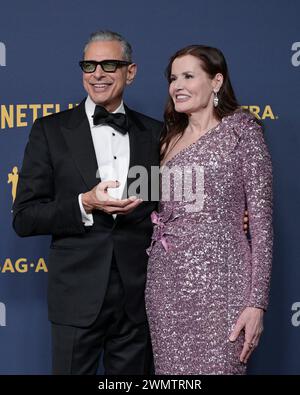24. Februar 2024, Los Angeles, Kalifornien, USA: Jeff Goldblum und Geena Davis posieren beide im Presseraum während der 30. Annual Screen Actors Guild Awards. (Credit Image: © Billy Bennight/ZUMA Press Wire) NUR REDAKTIONELLE VERWENDUNG! Nicht für kommerzielle ZWECKE! Stockfoto