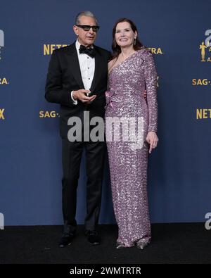 24. Februar 2024, Los Angeles, Kalifornien, USA: Jeff Goldblum und Geena Davis posieren beide im Presseraum während der 30. Annual Screen Actors Guild Awards. (Credit Image: © Billy Bennight/ZUMA Press Wire) NUR REDAKTIONELLE VERWENDUNG! Nicht für kommerzielle ZWECKE! Stockfoto