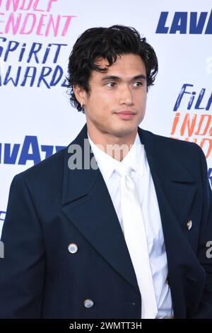 Santa Monica, Kalifornien, USA 25. Februar 2024 Schauspieler Charles Melton nimmt am 25. Februar 2024 an den Film Independent Spirit Awards 2024 in Santa Monica, Kalifornien, USA Teil. Foto: Barry King/Alamy Stock Photo Stockfoto