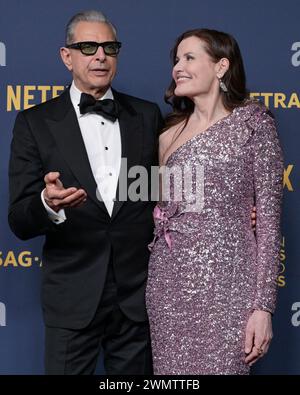 24. Februar 2024, Los Angeles, Kalifornien, USA: Jeff Goldblum und Geena Davis posieren beide im Presseraum während der 30. Annual Screen Actors Guild Awards. (Credit Image: © Billy Bennight/ZUMA Press Wire) NUR REDAKTIONELLE VERWENDUNG! Nicht für kommerzielle ZWECKE! Stockfoto