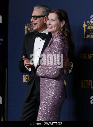 24. Februar 2024, Los Angeles, Kalifornien, USA: Jeff Goldblum und Geena Davis posieren beide im Presseraum während der 30. Annual Screen Actors Guild Awards. (Credit Image: © Billy Bennight/ZUMA Press Wire) NUR REDAKTIONELLE VERWENDUNG! Nicht für kommerzielle ZWECKE! Stockfoto