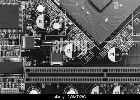 Großansicht der Leiterplatte mit Widerständen, Kondensatoren, Mikrochips und elektronischen Bauteilen. s/mit Stockfoto