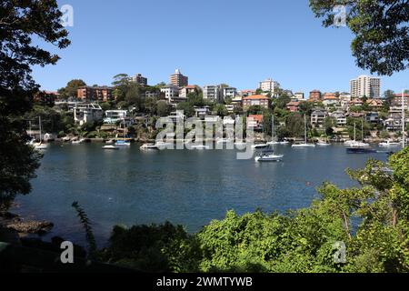 Blick über die Mosman Bay in Richtung Mosman vom Cremorne Point an Sydneys unterer Nordküste. Stockfoto