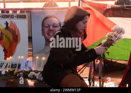 Manhattan, Usa. Februar 2024. Eine Frau legt Blumen bei einer Mahnwache für US Airman Aaron Bushnell. Das Mitglied der US-Streitkräfte hat sich am Sonntag vor der israelischen Botschaft in Washington, DC, selbst verbrennt, um gegen den anhaltenden Konflikt in Palästina und die fortgesetzte Offensive Israels zu protestieren. (Foto: Derek French/SOPA Images/SIPA USA) Credit: SIPA USA/Alamy Live News Stockfoto