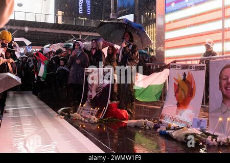 Manhattan, Usa. Februar 2024. New Yorker halten eine Mahnwache für US Airman Aaron Bushnell ab. Das Mitglied der US-Streitkräfte hat sich am Sonntag vor der israelischen Botschaft in Washington, DC, selbst verbrennt, um gegen den anhaltenden Konflikt in Palästina und die fortgesetzte Offensive Israels zu protestieren. (Foto: Derek French/SOPA Images/SIPA USA) Credit: SIPA USA/Alamy Live News Stockfoto