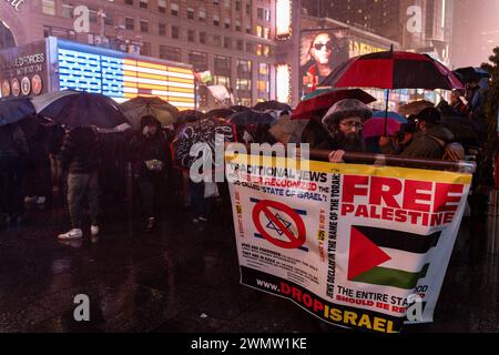 Manhattan, Usa. Februar 2024. Ein Mitglied der chassidischen Gemeinde hält ein Banner über den Zionismus während einer Mahnwache für US-Airman Aaron Bushnell in New York City. Das Mitglied der US-Streitkräfte hat sich am Sonntag vor der israelischen Botschaft in Washington, DC, selbst verbrennt, um gegen den anhaltenden Konflikt in Palästina und die fortgesetzte Offensive Israels zu protestieren. Quelle: SOPA Images Limited/Alamy Live News Stockfoto