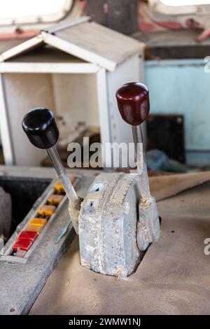 Gashebel aus nächster Nähe in einem Radhaus des verlassenen, alten Frachtschiffes, Innenansicht, Schiffbruch am Strand von Al Hamriyah in den Vereinigten Arabischen Emiraten. Stockfoto