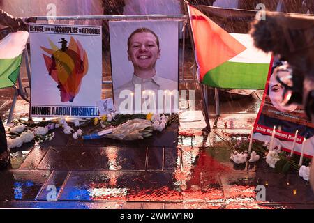 Manhattan, Usa. Februar 2024. Regen strömt während einer Mahnwache für US Airman Aaron Bushnell. Das Mitglied der US-Streitkräfte hat sich am Sonntag vor der israelischen Botschaft in Washington, DC, selbst verbrennt, um gegen den anhaltenden Konflikt in Palästina und die fortgesetzte Offensive Israels zu protestieren. Quelle: SOPA Images Limited/Alamy Live News Stockfoto