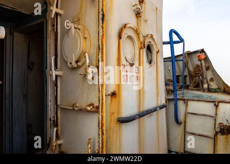 Musternstation (Schiffsversammlungspunkt), Eingang zum Radhaus mit wasserdichten Luken an einem abgerissenen Frachtschiff-Wrack am Strand von Al Hamriyah in den Vereinigten Arabischen Emiraten. Stockfoto