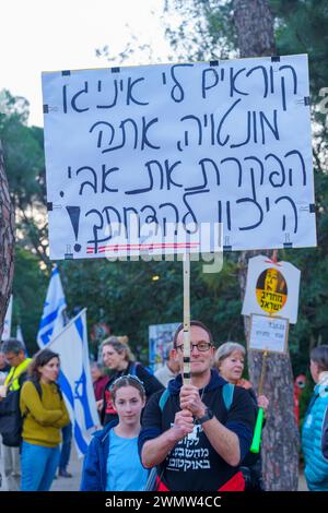 Haifa, Israel - 24. Februar 2024: Menschen mit verschiedenen Zeichen und Fahnen protestieren gegen die Regierung und fordern die Übernahme der Verantwortung für den Krieg Stockfoto