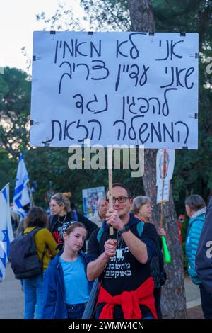 Haifa, Israel - 24. Februar 2024: Menschen mit verschiedenen Zeichen und Fahnen protestieren gegen die Regierung und fordern die Übernahme der Verantwortung für den Krieg Stockfoto