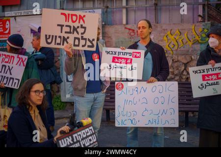 Haifa, Israel - 24. Februar 2024: Menschen mit Schildern, die zu Friedensgesprächen, Waffenstillstand und Geiselabkommen aufrufen, Teil eines protestmarsches, Haifa, Israel Stockfoto