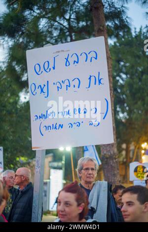 Haifa, Israel - 24. Februar 2024: Menschen mit verschiedenen Zeichen und Fahnen protestieren gegen die Regierung und fordern die Übernahme der Verantwortung für den Krieg Stockfoto