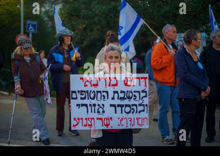 Haifa, Israel - 24. Februar 2024: Menschen mit verschiedenen Zeichen und Fahnen protestieren gegen die Regierung und fordern die Übernahme der Verantwortung für den Krieg Stockfoto