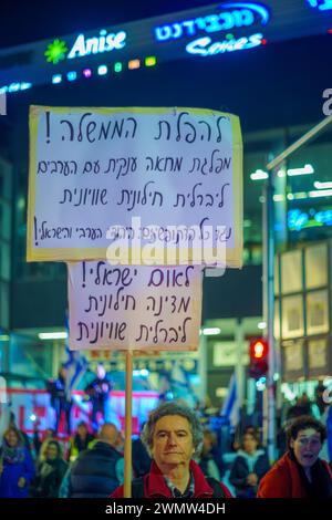 Haifa, Israel - 24. Februar 2024: Menschen mit verschiedenen Zeichen und Fahnen protestieren gegen die Regierung und fordern die Übernahme der Verantwortung für den Krieg Stockfoto