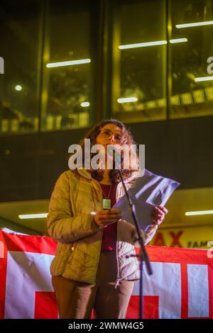 Haifa, Israel - 24. Februar 2024: Hadas Daniely Yelin spricht mit der Menge, als Teil eines protestmarsches gegen die Regierung Haifa, Israel Stockfoto