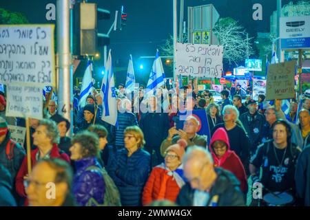 Haifa, Israel - 24. Februar 2024: Menschenmenge mit verschiedenen Zeichen und Fahnen protestiert gegen die Regierung und fordert die Übernahme der Verantwortung für die Regierung Stockfoto