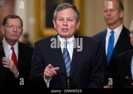 Washington, Usa. Februar 2024. US-Senator Steve Daines (Republikaner von Montana) hält während einer Pressekonferenz nach dem politischen Mittagessen des Senats im Ohio Clock Corridor im Kapitol der Vereinigten Staaten in Washington, DC, USA, Dienstag, 27. Februar, 2024. Foto: Rod Lamkey/CNP/ABACAPRESS.COM Credit: abaca Press/Alamy Live News Stockfoto