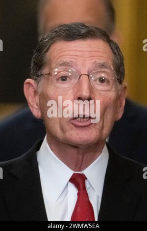 Washington, Usa. Februar 2024. Der US-Senator John Barrasso (Republikaner von Wyoming) kommentiert während einer Pressekonferenz nach dem politischen Mittagessen des Senats im Ohio Clock Corridor im Kapitol der Vereinigten Staaten in Washington, DC, USA, Dienstag, 27. Februar. 2024. Foto: Rod Lamkey/CNP/ABACAPRESS.COM Credit: abaca Press/Alamy Live News Stockfoto