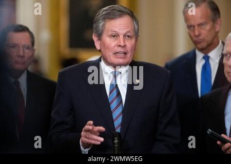 Washington, Usa. Februar 2024. US-Senator Steve Daines (Republikaner von Montana) hält während einer Pressekonferenz nach dem politischen Mittagessen des Senats im Ohio Clock Corridor im Kapitol der Vereinigten Staaten in Washington, DC, USA, Dienstag, 27. Februar, 2024. Foto: Rod Lamkey/CNP/ABACAPRESS.COM Credit: abaca Press/Alamy Live News Stockfoto