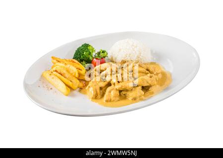 Hühnchen-Curry-Sauce. Serviert mit Reis. Weißer Hintergrund Stockfoto