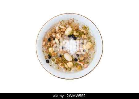 Das traditionelle türkische Dessert ist Asure, Noah's Pudding auf weißem Hintergrund Stockfoto