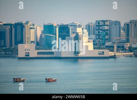 Doha, Katar - 24. Februar 2024: Museum für islamische Kunst Doha Katar aus der Westbucht Doha Stockfoto