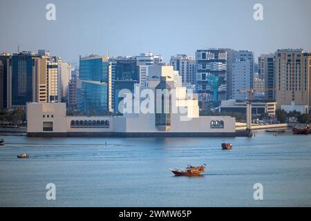 Doha, Katar - 24. Februar 2024: Museum für islamische Kunst Doha Katar aus der Westbucht Doha Stockfoto