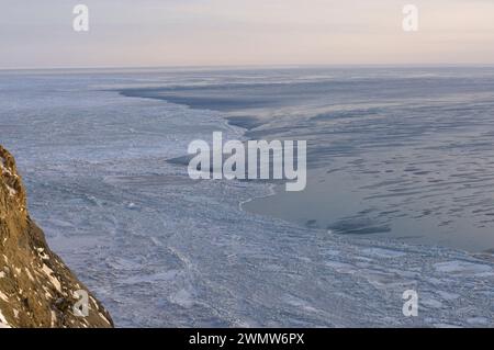 Winter seltsame große offene Blei im märz mit Blick auf den arktischen Ozean von Cape Thompson 26 Meilen südlich von Point Hope Chukchi Sea Arctic Alaska Stockfoto