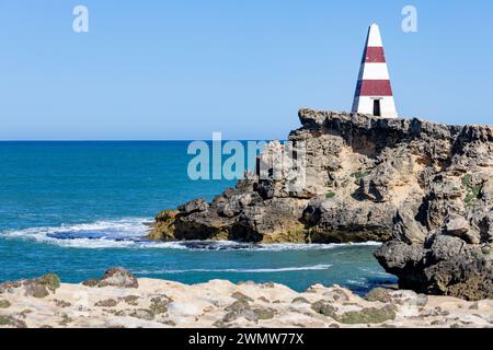 Der legendäre Obelisk auf zerbrechlicher Felsformation in Robe South Australia am 2. Oktober 2023 Stockfoto
