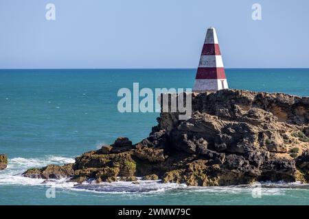 Der legendäre Obelisk mit türkisfarbenem Wasser in Robe South Australia am 2. Oktober 2023 Stockfoto