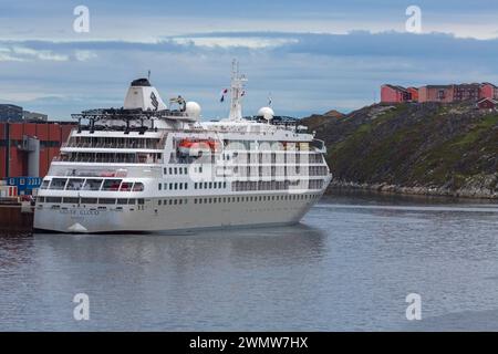 Das Kreuzfahrtschiff Silversea Silver Cloud lag im Juli in Nuuk, Grönland Stockfoto