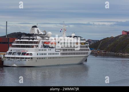 Das Kreuzfahrtschiff Silversea Silver Cloud lag im Juli in Nuuk, Grönland Stockfoto