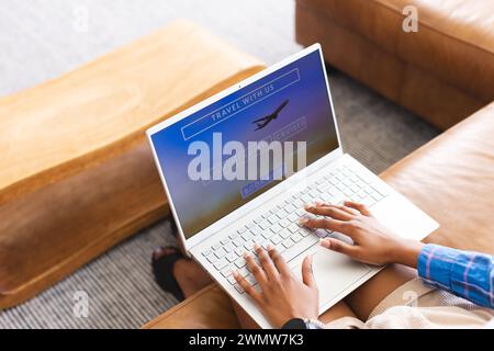 Eine Person Bucht online Reisen, mit den Fingern über einer Laptop-Tastatur Stockfoto