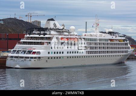 Das Kreuzfahrtschiff Silversea Silver Cloud lag im Juli in Nuuk, Grönland Stockfoto