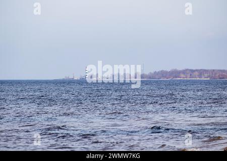 Blick auf die Natur mit dem Meer bis zum Ufer, wo sich der Leuchtturm befindet Stockfoto