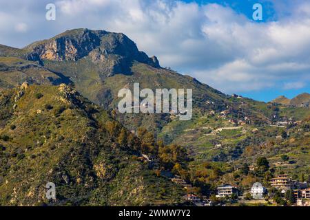 Taormina, Sizilien, Italien - 15. Februar 2023: Berglandschaft über Taormina und Castelmola mit Monte Venere und Gipfel am Ionischen Meer Stockfoto