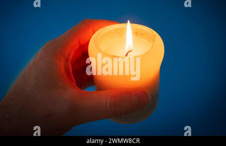 Eine Hand hält eine Kerze im Dunkeln *** Eine Hand hält eine Kerze im Dunkeln Nordrhein-Westfalen Deutschland, Deutschland GMS10837 Stockfoto