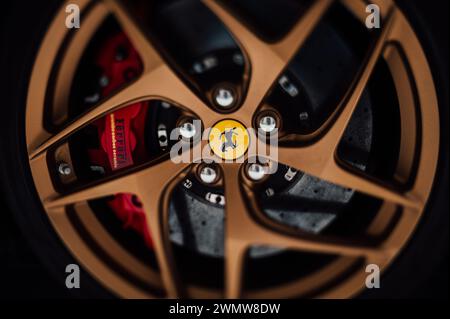 Ferrari 812 Superschnelles Parken an der Straße in Budapest, Ungarn Stockfoto