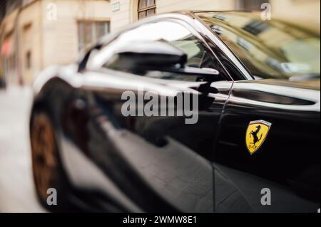 Ferrari 812 Superschnelles Parken an der Straße in Budapest, Ungarn Stockfoto