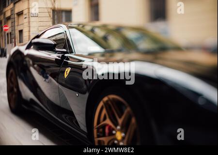 Ferrari 812 Superschnelles Parken an der Straße in Budapest, Ungarn Stockfoto