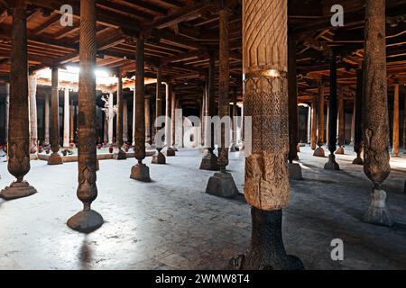 Das Innere der Juma Moschee und ihrer Holzsäulen in Chiwa, Usbekistan. Stockfoto