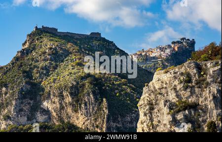 Taormina, Sizilien, Italien - 15. Februar 2023: Castello Saraceno Saracen Castle auf dem Monte Tauro Felsen über Taormina mit Castelmola Stadt Stockfoto