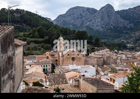 Ein malerischer Blick auf die kleine Stadt Banyola zwischen Bergen auf Mallorca. Stockfoto