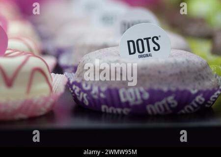 Eine Auswahl an Donuts mit Streuseln darüber Stockfoto